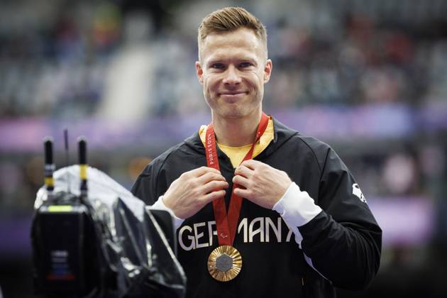 Paralympics (Para Leichtathletik); Paris, 05.09.2024 Siegerehrung mit GOLD für REHM Markus (T64 GER Para Leichtathletik) und Tränen in den Augen, Weitsprung, long jump, ; Paralympics (Para Leichtathletik) am 05.09.2024 im Stade de France in Paris (Frankreich). Copyright: xBEAUTIFULxSPORTS AxelxKohringx