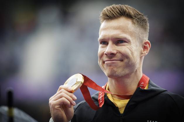 Sport Themen der Woche KW36 Sport Bilder des Tages Paralympics (Para Leichtathletik); Paris, 05.09.2024 Siegerehrung mit GOLD für REHM Markus (T64 GER Para Leichtathletik) und Tränen in den Augen, Weitsprung, long jump, ; Paralympics (Para Leichtathletik) am 05.09.2024 im Stade de France in Paris (Frankreich). Copyright: xBEAUTIFULxSPORTS AxelxKohringx