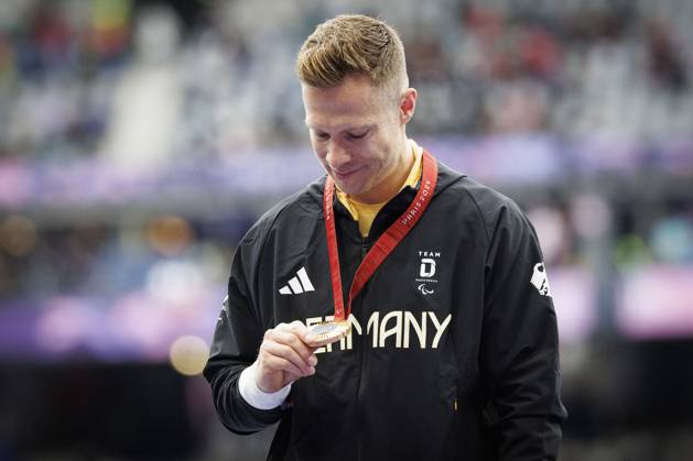 Paralympics (Para Leichtathletik); Paris, 05.09.2024 Siegerehrung mit GOLD für REHM Markus (T64 GER Para Leichtathletik) und Tränen in den Augen, Weitsprung, long jump, ; Paralympics (Para Leichtathletik) am 05.09.2024 im Stade de France in Paris (Frankreich). Copyright: xBEAUTIFULxSPORTS AxelxKohringx