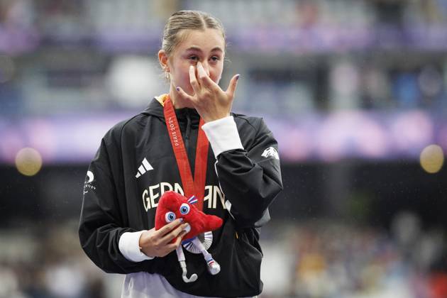 Sport Bilder des Tages Paralympics (Para Leichtathletik); Paris, 05.09.2024 Tränen bei Überraschungs-Silber: MOOS Nele (T38 GER Para Leichtathletik), Weitsprung, long jump, ; Paralympics (Para Leichtathletik) am 05.09.2024 im Stade de France in Paris (Frankreich). Copyright: xBEAUTIFULxSPORTS AxelxKohringx