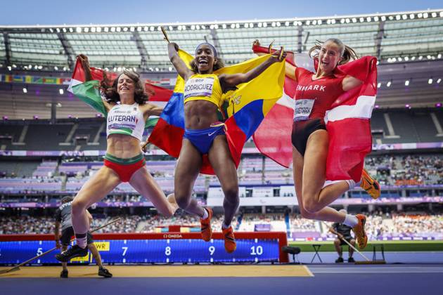 Bilder des Jahres 2024, Sport 09 September Sport Themen der Woche KW36 Sport Bilder des Tages Paralympics (Para Leichtathletik); Paris, 06.09.2024 GOLD: RODRIGUEZ Kiara (T46 ECU), SILBER: LUTERAN Petra (T47 HUN), BRONZE: NOERREMARK Bjoerk (T47 DEN), Weitsprung, long jump, Finale, Final; Paralympics (Para Leichtathletik) am 06.09.2024 im Stade de France in Paris (Frankreich). Copyright: xBEAUTIFULxSPORTS AxelxKohringx