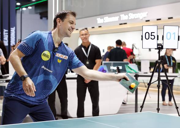Bilder des Jahres 2024, Sport 09 September Sport Themen der Woche KW36 Sport Bilder des Tages 06.09.2024, Berlin - Deutschland. IFA, Tischtennisspieler Timo Boll tauscht den Schläger gegen ein Handy von Honor für ein kleines Match.