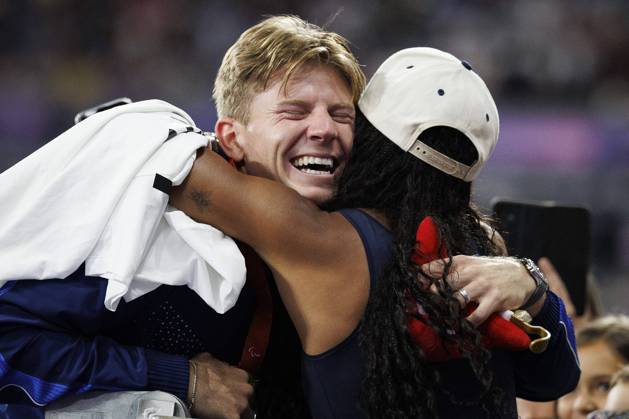 Bilder des Jahres 2024, Sport 09 September Paralympics (Para Leichtathletik); Paris, 06.09.2024 Weitsprung-Olympiasiegerin Tara Davis-Woodhall feiert mit ihrem Mann, Paralympics 400m-Sieger (T62), Hunter Woodhall; Paralympics (Para Leichtathletik) am 06.09.2024 im Stade de France in Paris (Frankreich). Copyright: xBEAUTIFULxSPORTS AxelxKohringx