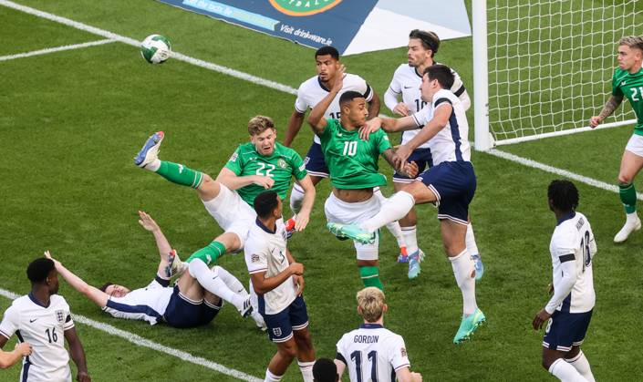 Bilder des Jahres 2024, Sport 09 September Sport Themen der Woche KW36 Sport Bilder des Tages UEFA Nations League Group B2, Aviva Stadium, Dublin 7 9 2024 Republic of Ireland vs England Ireland™s Adam Idah and Nathan Collins compete in the air for the ball with Harry Maguire and Declan Rice of England Adam Idah and Nathan Collins compete in the air for the ball with Harry Maguire and Declan Rice 7 9 2024  Copyright: x INPHO BryanxKeanex BI7I7657