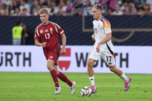 Fußball UEFA Nations League Deutschland - Ungarn am 07.09.2024 in der Merkur Spiel-Arena in Düsseldorf Andras Schäfer ( Ungarn ), hinten - Florian Wirtz ( Deutschland ), vorne DFB regulations prohibit any use of photographs as image sequences and or quasi-video.