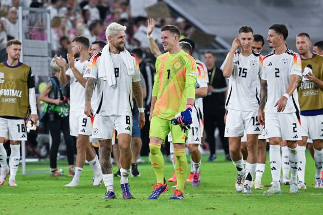 07.09.2024, xsltx, Fussball UEFA Nations League 2024, Deutschland - Ungarn emspor, v.l. Freude im deutschen Team nach dem 5:0 gegen Ungarn, vorne: Robert Andrich (Deutsche Nationalmannschaft) und Marc-Andrà ter Stegen (Deutsche Nationalmannschaft) im fröhlichen Dialog (DFL DFB REGULATIONS PROHIBIT ANY USE OF PHOTOGRAPHS as IMAGE SEQUENCES and or QUASI-VIDEO)