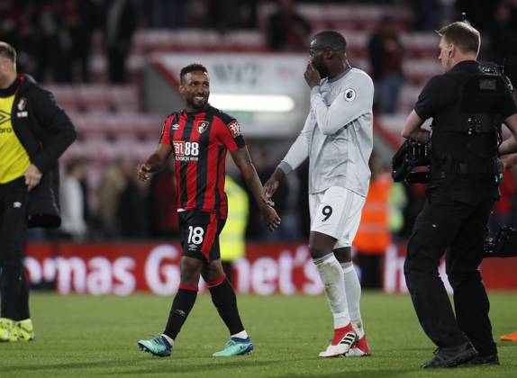 AFC Bournemouth v Manchester United, ManU - Premier League - Vitality Stadium April 18, 2018 - Bournemouth, United Kingdom - Jermain Defoe of Bournemouth talks to Romelu Lukaku of Manchester United during the premier league match at the Vitality Stadium, Bournemouth. Picture date 18th April 2018. Picture credit should read: David Klein Sportimage Bournemouth United Kingdom EDITORIAL USE ONLY Copyright: xx ZUMA-20180418_zaf_si1_085.jpg DavidxKleinx csmphototwo392136