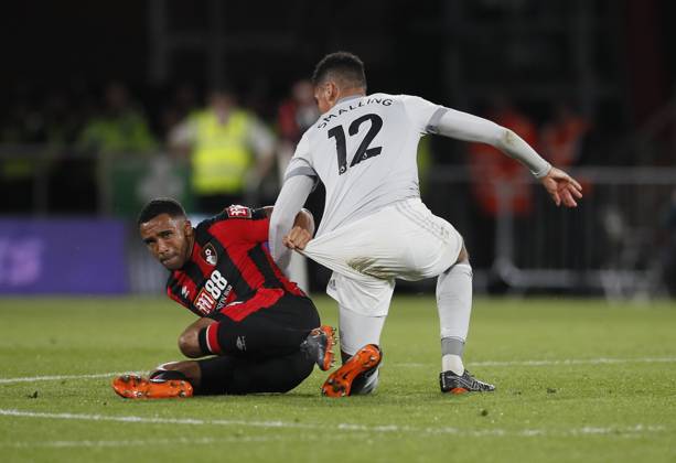 AFC Bournemouth v Manchester United, ManU - Premier League - Vitality Stadium April 18, 2018 - Bournemouth, United Kingdom - Callum Wilson of Bournemouth tussles with Chris Smalling of Manchester Unitedduring the premier league match at the Vitality Stadium, Bournemouth. Picture date 18th April 2018. Picture credit should read: David Klein Sportimage Bournemouth United Kingdom EDITORIAL USE ONLY Copyright: xx ZUMA-20180418_zaf_si1_053.jpg DavidxKleinx csmphototwo392178