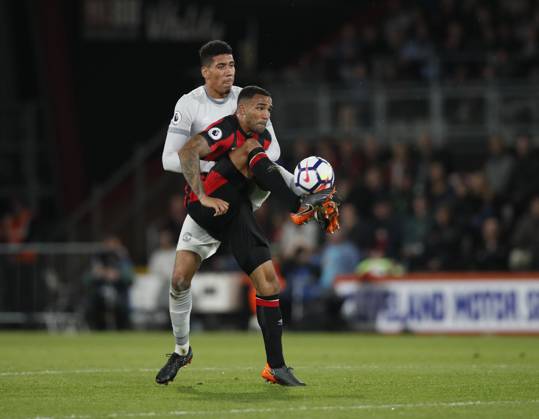AFC Bournemouth v Manchester United, ManU - Premier League - Vitality Stadium April 18, 2018 - Bournemouth, United Kingdom - Callum Wilson of Bournemouth tussles with Chris Smalling of Manchester Unitedduring the premier league match at the Vitality Stadium, Bournemouth. Picture date 18th April 2018. Picture credit should read: David Klein Sportimage Bournemouth United Kingdom EDITORIAL USE ONLY Copyright: xx ZUMA-20180418_zaf_si1_054.jpg DavidxKleinx csmphototwo392188