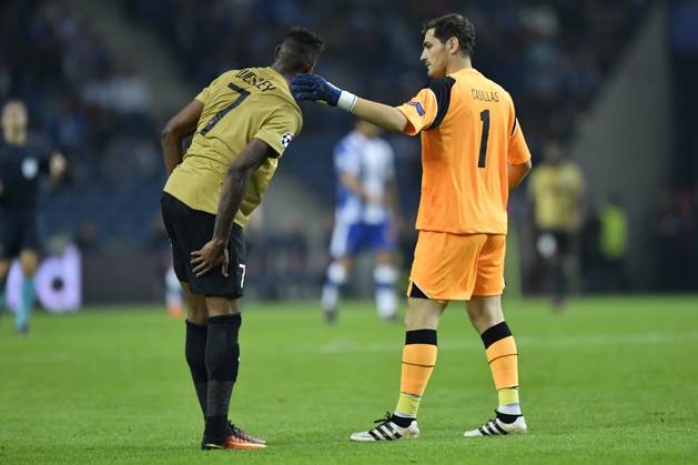 FC Porto v Club Brugge - UEFA Champions League PORTO, PORTUGAL - NOVEMBER 2 : Iker Casillas of FC Porto looks after an injured Moraes Ferreira Da Silva Wesley forward of Club Brugge during the Champions League Group H stage match of FC Porto against Club Brugge at the Estadio do Dragao on November 02, 2016 in Porto, Portugal, 2 11 2016 Porto Portugal Copyright: xNicoxVereeckenx 10611910-013