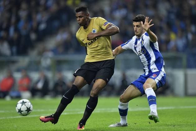 FC Porto v Club Brugge - UEFA Champions League PORTO, PORTUGAL - NOVEMBER 2 : Moraes Ferreira Da Silva Wesley forward of Club Brugge missing an opportunity in front of Ivan Marcano of FC Porto during the Champions League Group H stage match of FC Porto against Club Brugge at the Estadio do Dragao on November 02, 2016 in Porto, Portugal, 2 11 2016 Porto Portugal Copyright: xNicoxVereeckenx 10611910-015