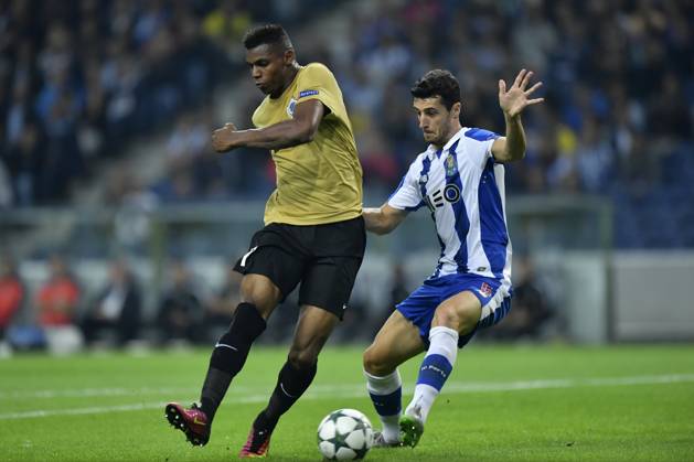 FC Porto v Club Brugge - UEFA Champions League PORTO, PORTUGAL - NOVEMBER 2 : Moraes Ferreira Da Silva Wesley forward of Club Brugge missing an opportunity in front of Ivan Marcano of FC Porto during the Champions League Group H stage match of FC Porto against Club Brugge at the Estadio do Dragao on November 02, 2016 in Porto, Portugal, 2 11 2016 Porto Portugal Copyright: xNicoxVereeckenx 10611910-016