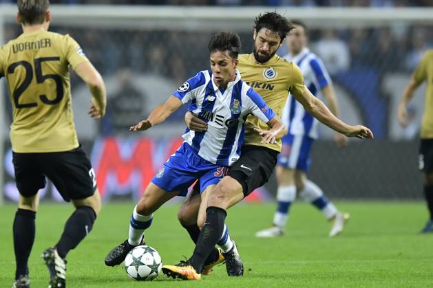 FC Porto v Club Brugge - UEFA Champions League PORTO, PORTUGAL - NOVEMBER 2 : Benoit Poulain defender of Club Brugge tackles Oliver Torres of FC Porto during the Champions League Group H stage match of FC Porto against Club Brugge at the Estadio do Dragao on November 02, 2016 in Porto, Portugal, 2 11 2016 Porto Portugal Copyright: xNicoxVereeckenx 10611910-019