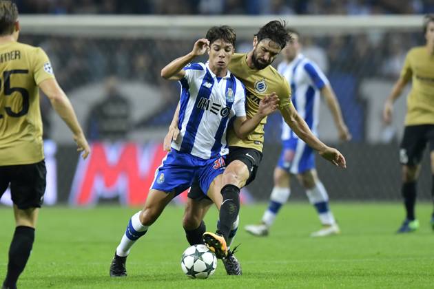 FC Porto v Club Brugge - UEFA Champions League PORTO, PORTUGAL - NOVEMBER 2 : Benoit Poulain defender of Club Brugge tackles Oliver Torres of FC Porto during the Champions League Group H stage match of FC Porto against Club Brugge at the Estadio do Dragao on November 02, 2016 in Porto, Portugal, 2 11 2016 Porto Portugal Copyright: xNicoxVereeckenx 10611910-020