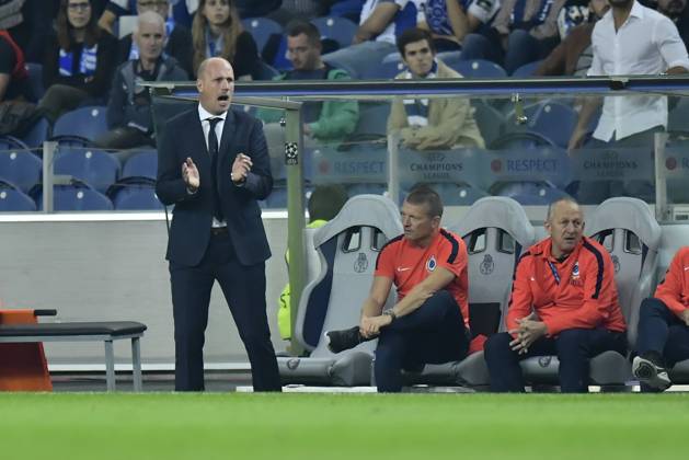 FC Porto v Club Brugge - UEFA Champions League PORTO, PORTUGAL - NOVEMBER 2 : Philippe Clement assistant coach of Club Brugge issues instructions to his players during the Champions League Group H stage match of FC Porto against Club Brugge at the Estadio do Dragao on November 02, 2016 in Porto, Portugal, 2 11 2016 Porto Portugal Copyright: xNicoxVereeckenx 10611910-021