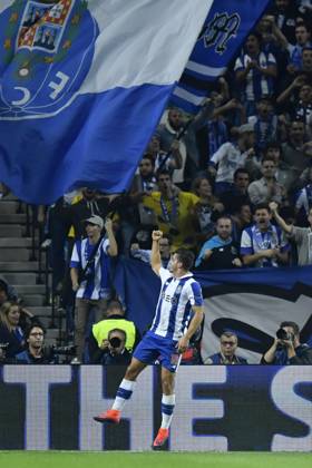 FC Porto v Club Brugge - UEFA Champions League PORTO, PORTUGAL - NOVEMBER 2 : Andre Silva of FC Porto celebrates scoring the opening goal during the Champions League Group H stage match of FC Porto against Club Brugge at the Estadio do Dragao on November 02, 2016 in Porto, Portugal, 2 11 2016 Porto Portugal Copyright: xNicoxVereeckenx 10611910-035