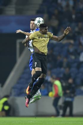 FC Porto v Club Brugge - UEFA Champions League PORTO, PORTUGAL - NOVEMBER 2 : Moraes Ferreira Da Silva Wesley forward of Club Brugge jumps up to reach the ball during the Champions League Group H stage match of FC Porto against Club Brugge at the Estadio do Dragao on November 02, 2016 in Porto, Portugal, 2 11 2016 Porto Portugal Copyright: xNicoxVereeckenx 10611910-044