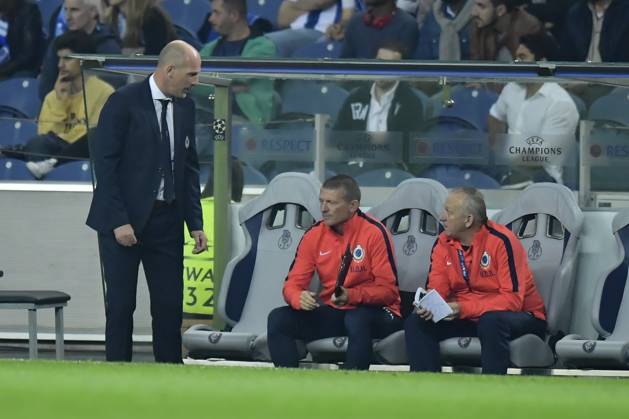 FC Porto v Club Brugge - UEFA Champions League PORTO, PORTUGAL - NOVEMBER 2 : Philippe Clement assistant coach of Club Brugge talking to the staff during the Champions League Group H stage match of FC Porto against Club Brugge at the Estadio do Dragao on November 02, 2016 in Porto, Portugal, 2 11 2016 Porto Portugal Copyright: xNicoxVereeckenx 10611910-045