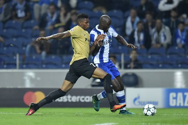 FC Porto v Club Brugge - UEFA Champions League PORTO, PORTUGAL - NOVEMBER 2 : Danilo of FC Porto is challenged by Moraes Ferreira Da Silva Wesley forward of Club Brugge during the Champions League Group H stage match of FC Porto against Club Brugge at the Estadio do Dragao on November 02, 2016 in Porto, Portugal, 2 11 2016 Porto Portugal Copyright: xNicoxVereeckenx 10611910-046