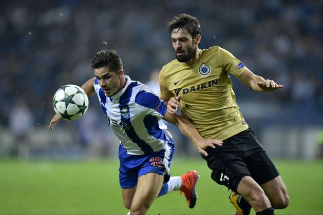 FC Porto v Club Brugge - UEFA Champions League PORTO, PORTUGAL - NOVEMBER 2 : Benoit Poulain defender of Club Brugge is fighting for the ball with Andre Silva of FC Porto during the Champions League Group H stage match of FC Porto against Club Brugge at the Estadio do Dragao on November 02, 2016 in Porto, Portugal, 2 11 2016 Porto Portugal Copyright: xNicoxVereeckenx 10611910-053