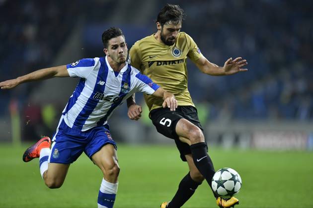 FC Porto v Club Brugge - UEFA Champions League PORTO, PORTUGAL - NOVEMBER 2 : Benoit Poulain defender of Club Brugge is fighting for the ball with Andre Silva of FC Porto during the Champions League Group H stage match of FC Porto against Club Brugge at the Estadio do Dragao on November 02, 2016 in Porto, Portugal, 2 11 2016 Porto Portugal Copyright: xNicoxVereeckenx 10611910-054