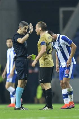 FC Porto v Club Brugge - UEFA Champions League PORTO, PORTUGAL - NOVEMBER 2 : Ruud Vormer midfielder of Club Brugge is shown a yellow card by referee Cabanero during the Champions League Group H stage match of FC Porto against Club Brugge at the Estadio do Dragao on November 02, 2016 in Porto, Portugal, 2 11 2016 Porto Portugal Copyright: xNicoxVereeckenx 10611910-080