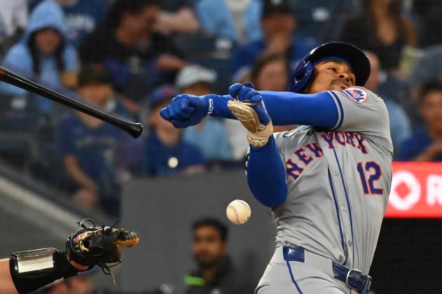 September 10, 2024, Toronto, On, Canada: New York Mets shortstop Francisco Lindor (12) loses the grip on his bat against the Toronto Blue Jays, during first inning MLB, Baseball Herren, USA baseball action in Toronto on Tuesday Sept. 10, 2024. Francisco Lindor  - ZUMAc35_ 20240910_zaf_c35_157 Copyright: xJonxBlackerx