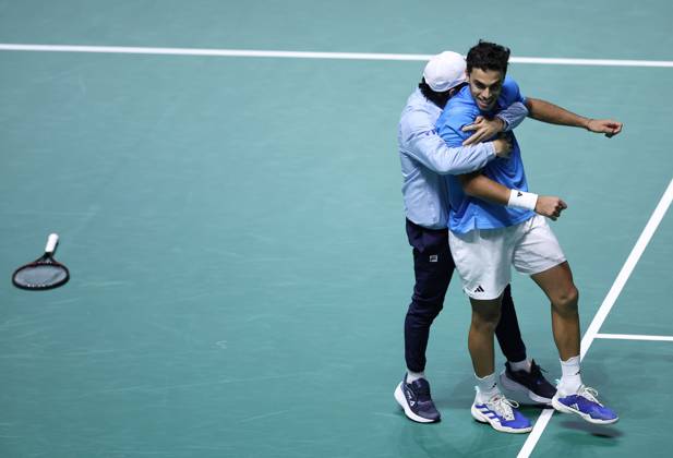 Bilder des Jahres 2024, Sport 09 September Sport Themen der Woche KW37 Sport Bilder des Tages Francisco Cerundolo of Argentina celebrates with Captain Guillermo Coria after match point Davis Cup Group Stage Finals 2024, Day Four, AO Arena, Manchester, UK - 13 Sep 2024  Copyright: xEllaxLing Shutterstockx 14713341bi