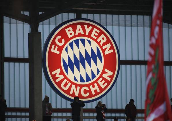 München, Deutschland 13. September 2024: Fussball, FRAUEN, GOOGLE PIXEL FRAUEN-BUNDESLIGA, Saison 2024 2025, FC Bayern München - RB Leipzig, Campus Hier das Logo, Wappen des FC Bayern München, beleuchtet im dunklen, Symbolbild