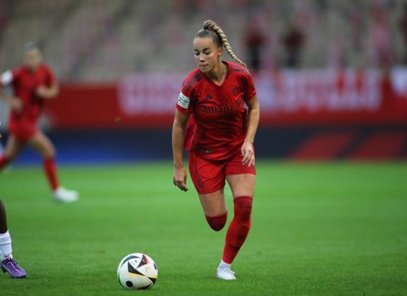 München, Deutschland 13. September 2024: Fussball, FRAUEN, GOOGLE PIXEL FRAUEN-BUNDESLIGA, Saison 2024 2025, FC Bayern München - RB Leipzig, Campus Giulia Gwinn (FC Bayern München) mit Ball im Angriff, Einzelaktion, Freisteller, Ganzkörperaufnahme