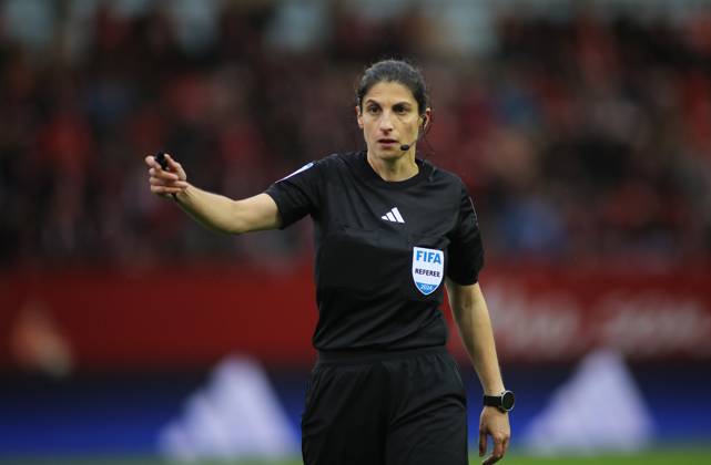 München, Deutschland 13. September 2024: Fussball, FRAUEN, GOOGLE PIXEL FRAUEN-BUNDESLIGA, Saison 2024 2025, FC Bayern München - RB Leipzig, Campus Schiedsrichterin Riem Hussein hebt den rechten Arm
