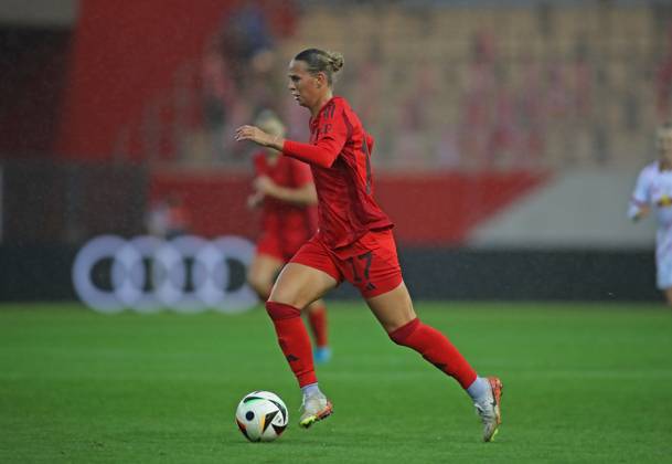 München, Deutschland 13. September 2024: Fussball, FRAUEN, GOOGLE PIXEL FRAUEN-BUNDESLIGA, Saison 2024 2025, FC Bayern München - RB Leipzig, Campus Klara Bühl Buehl (FC Bayern München) mit Ball im Angriff, seitlich, Einzelaktion, Freisteller, Ganzkörperaufnahme