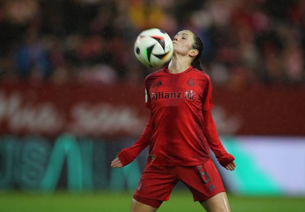 München, Deutschland 13. September 2024: Fussball, FRAUEN, GOOGLE PIXEL FRAUEN-BUNDESLIGA, Saison 2024 2025, FC Bayern München - RB Leipzig, Campus Tuva Hansen (FC Bayern München) nimmt einen Ball mit dem Oberkörper an
