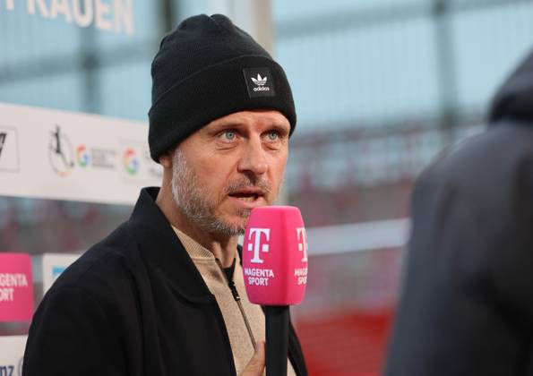 München, Deutschland 13. September 2024: Fussball, FRAUEN, GOOGLE PIXEL FRAUEN-BUNDESLIGA, Saison 2024 2025, FC Bayern München - RB Leipzig, Campus Alexander Straus (FC Bayern München) Kopf, Oberkörper beim Interview Magenta
