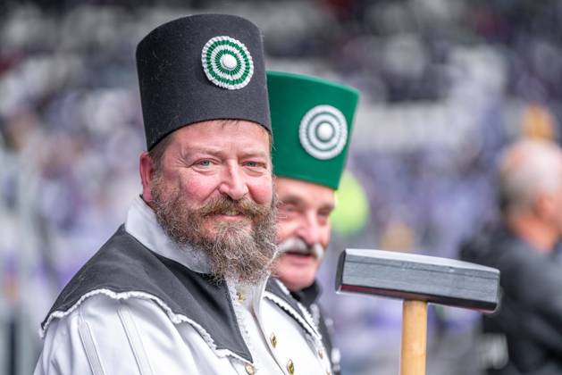 Bilder des Jahres 2024, Sport 09 September Sport Themen der Woche KW37 Aue, Deutschland 15. September 2024: 3 . Liga - 2024 2025 - Erzgebirge Aue vs. DSC Arminia Bielefeld Im Bild: Bergmann Symbolfigur DFB regulations prohibit any use of photographs as image sequences and or quasi-video Copyright: xFotostandx xNachtigallx