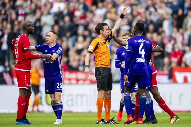 Royal Antwerp v RSC Anderlecht - Jupiler Pro League Play-Offs 1 ANTWERPEN, BELGIUM - MAY 12 : referee Erik Lambrechts shows yellow to Dennis Appiah defender of Anderlecht after his foul on Didier Lamkel Ze forward of Antwerp during the Jupiler Pro League match between Royal Antwerp FC and RSC Anderlecht on May 12, 2019 in Antwerpen, Belgium, 12 05 2019 ( Photo Gregory Van Gansen Photonews ) Antwerpen Belgium Copyright: xGvgx 10791504-055