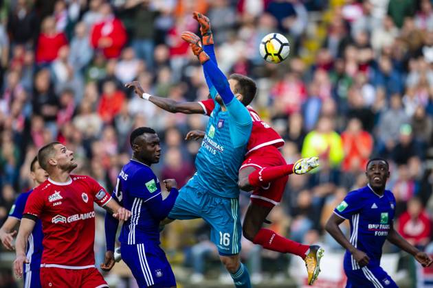 Royal Antwerp v RSC Anderlecht - Jupiler Pro League Play-Offs 1 ANTWERPEN, BELGIUM - MAY 12 : Thomas Didillon goalkeeper of Anderlecht in a duel with William Owusu Acheampong midfielder of Antwerp during the Jupiler Pro League match between Royal Antwerp FC and RSC Anderlecht on May 12, 2019 in Antwerpen, Belgium, 12 05 2019 ( Photo Gregory Van Gansen Photonews ) Antwerpen Belgium Copyright: xGvgx 10791504-058