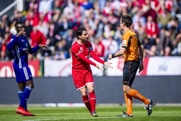 Royal Antwerp v RSC Anderlecht - Jupiler Pro League Play-Offs 1 ANTWERPEN, BELGIUM - MAY 12 : Lior Refaelov midfielder of Antwerp, referee Erik Lambrechts during the Jupiler Pro League match between Royal Antwerp FC and RSC Anderlecht on May 12, 2019 in Antwerpen, Belgium, 12 05 2019 ( Photo Gregory Van Gansen Photonews ) Antwerpen Belgium Copyright: xGvgx 10791504-067