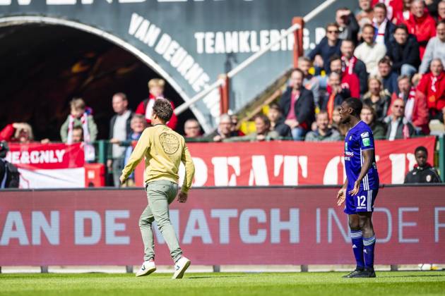 Royal Antwerp v RSC Anderlecht - Jupiler Pro League Play-Offs 1 ANTWERPEN, BELGIUM - MAY 12 : streaker pictured during the Jupiler Pro League match between Royal Antwerp FC and RSC Anderlecht on May 12, 2019 in Antwerpen, Belgium, 12 05 2019 ( Photo Gregory Van Gansen Photonews ) Antwerpen Belgium Copyright: xGvgx 10791504-074