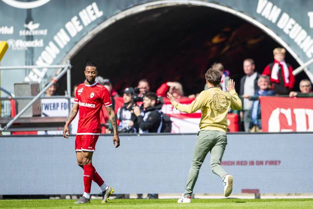 Royal Antwerp v RSC Anderlecht - Jupiler Pro League Play-Offs 1 ANTWERPEN, BELGIUM - MAY 12 : streaker pictured during the Jupiler Pro League match between Royal Antwerp FC and RSC Anderlecht on May 12, 2019 in Antwerpen, Belgium, 12 05 2019 ( Photo Gregory Van Gansen Photonews ) Antwerpen Belgium Copyright: xGvgx 10791504-075