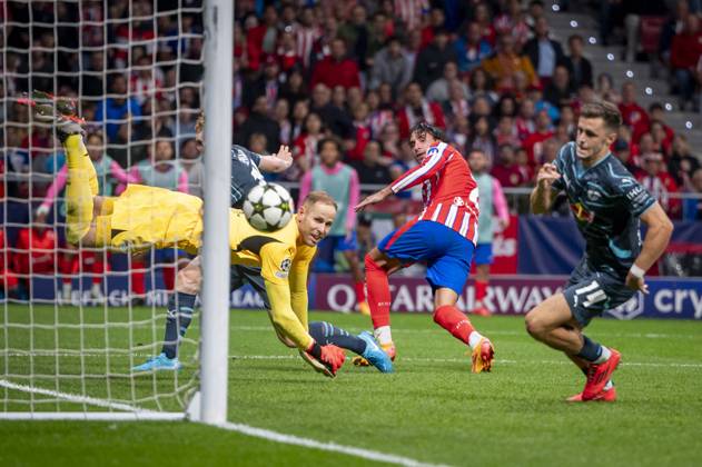 Bilder des Jahres 2024, Sport 09 September Sport Themen der Woche KW38 Sport Bilder des Tages Atletico de Madrid v RB Leipzig - UEFA Champions League 2024 25 League Phase MD1 Jose Gimenez of Atletico de Madrid (C) seen scoring the victory goal while Peter Gulacsi of RB Leipzig (L) and Christoph Baumgartner of RB Leipzig (R) trying to save the ball during the UEFA Champions League 2024 25 League Phase MD1 match between Atletico de Madrid and RB Leipzig at Estadio Civitas Metropolitano on September 19, 2024 in Madrid, Spain. Madrid Estadio Civitas Metropolitano Madrid Spain Copyright: xAlbertoxGardinx AGardin_20240919_Football_Champions_Atletico_Leipzig_268