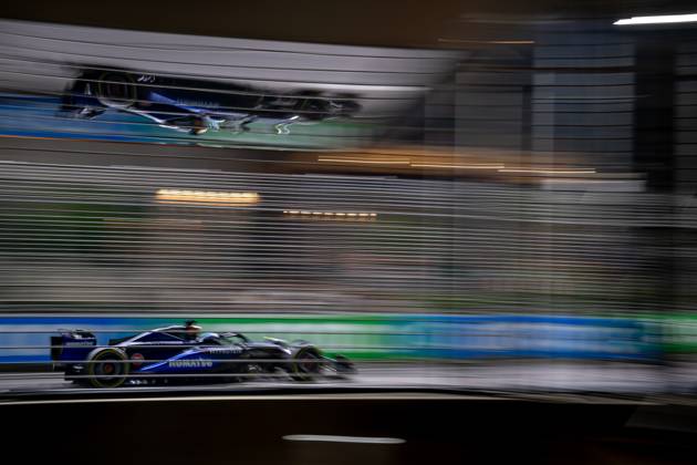 MARINA BAY, SINGAPORE: Alex Albon, racing for the Williams Racing team during the 2024 Formula 1 Singapore Grand Prix at the Marina Bay Street Circuit in Marina Bay, Singapore