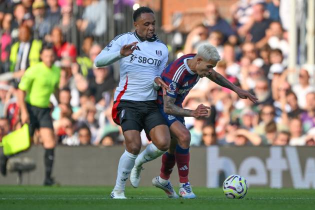 Fulham v Newcastle United Premier League 21 09 2024. Fulham midfielder Andreas Pereira (18) and Newcastle United midfielder Bruno Guimaraes (39) battles for possession during the Premier League match between Fulham and Newcastle United at Craven Cottage, London, England on 21 September 2024. London Craven Cottage Greater London England Editorial use only DataCo restrictions apply See www.football-dataco.com , Copyright: xSimonxTraylenx PSI-20467-0035