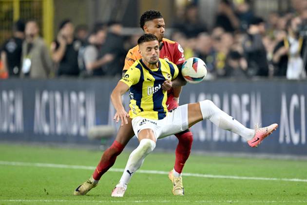 ISTANBUL - (l-r) Dusan Tadic of Fenerbahce SK, Ismail Jakobs of Galatasaray SK during the Turkish Superlig match between Fenerbahce AS and Galatasaray SK at Ulker stadium on Sept. 21, 2024 in Istanbul, Turkey. ANP Hollandse Hoogte Turkish Superlig 2024 25 xVIxANPxSportx xGerritxvanxKeulenxIVx 509037438 originalFilename: 509037438