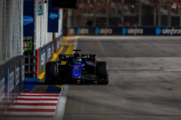 MARINA BAY, SINGAPORE: Alex Albon, racing for the Williams Racing team during the 2024 Formula 1 Singapore Grand Prix at the Marina Bay Street Circuit in Marina Bay, Singapore