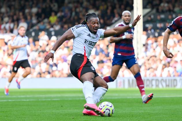 Fulham v Newcastle United Premier League 21 09 2024. Fulham forward Adama Traorà (11) shoots at goal during the Premier League match between Fulham and Newcastle United at Craven Cottage, London, England on 21 September 2024. London Craven Cottage Greater London England Editorial use only DataCo restrictions apply See www.football-dataco.com , Copyright: xSimonxTraylenx PSI-20467-0095