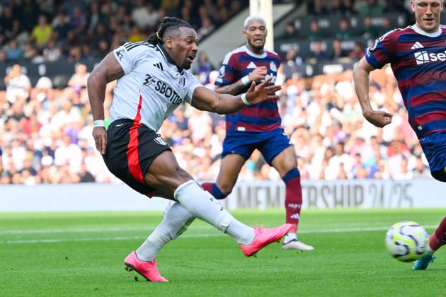 Fulham v Newcastle United Premier League 21 09 2024. Fulham forward Adama Traorà (11) shoots at goal during the Premier League match between Fulham and Newcastle United at Craven Cottage, London, England on 21 September 2024. London Craven Cottage Greater London England Editorial use only DataCo restrictions apply See www.football-dataco.com , Copyright: xSimonxTraylenx PSI-20467-0096