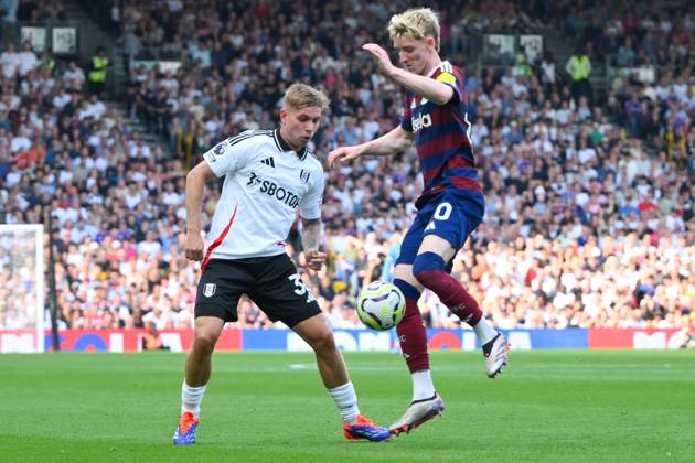 Fulham v Newcastle United Premier League 21 09 2024. Fulham midfielder Emile Smith Rowe (32) and Newcastle United midfielder Anthony Gordon (10) during the Premier League match between Fulham and Newcastle United at Craven Cottage, London, England on 21 September 2024. London Craven Cottage Greater London England Editorial use only DataCo restrictions apply See www.football-dataco.com , Copyright: xSimonxTraylenx PSI-20467-0101
