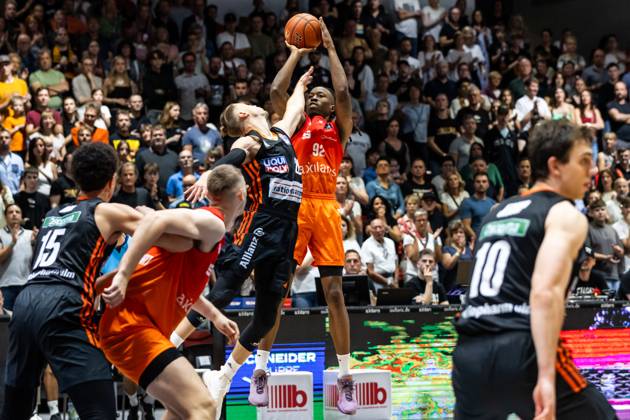 easyCredit Basketball Bundesliga, BBL, Saison 2024 2025, Herren. 22.09.2024, Niners Chemnitz - Ratiopharm Ulm, Jaron Johnson (Niners Chemnitz, No 92), Thomas Klepeisz (Ratiopharm Ulm No 22) Copyright. Alexander Trienitz.