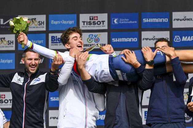 Bilder des Jahres 2024, Sport 09 September Sport Themen der Woche KW39 Sport Bilder des Tages UCI Road World Championships Zurich 23-09-24 Zurich, Switzerland - September 23 : Seixas Paul (FRA) celebrating his victory on the podium during the Men Junior Individual Time Trial of the UCI 2024 Road World Championships cycling race on September 23, 2024 in Zurich, Switzerland, 23-09-24 Zurich Switzerland  Copyright: xVincentxKalutx